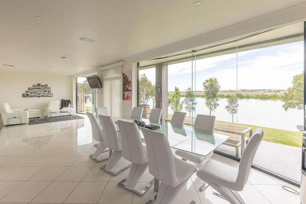 Entire Home With Direct Access to the River Murray