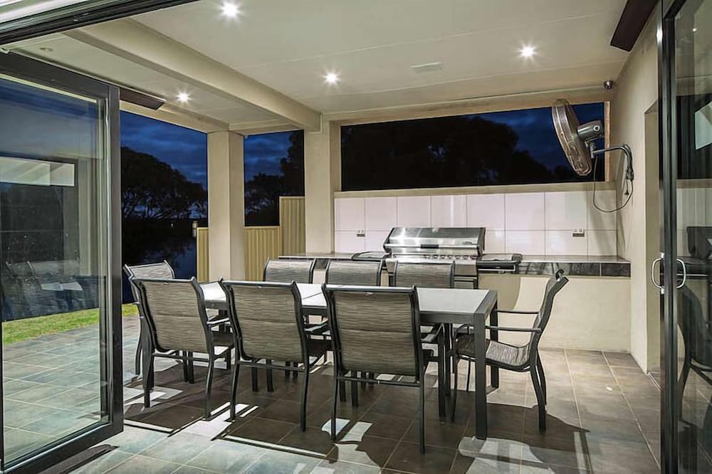 Entire Home With Direct Access to the River Murray