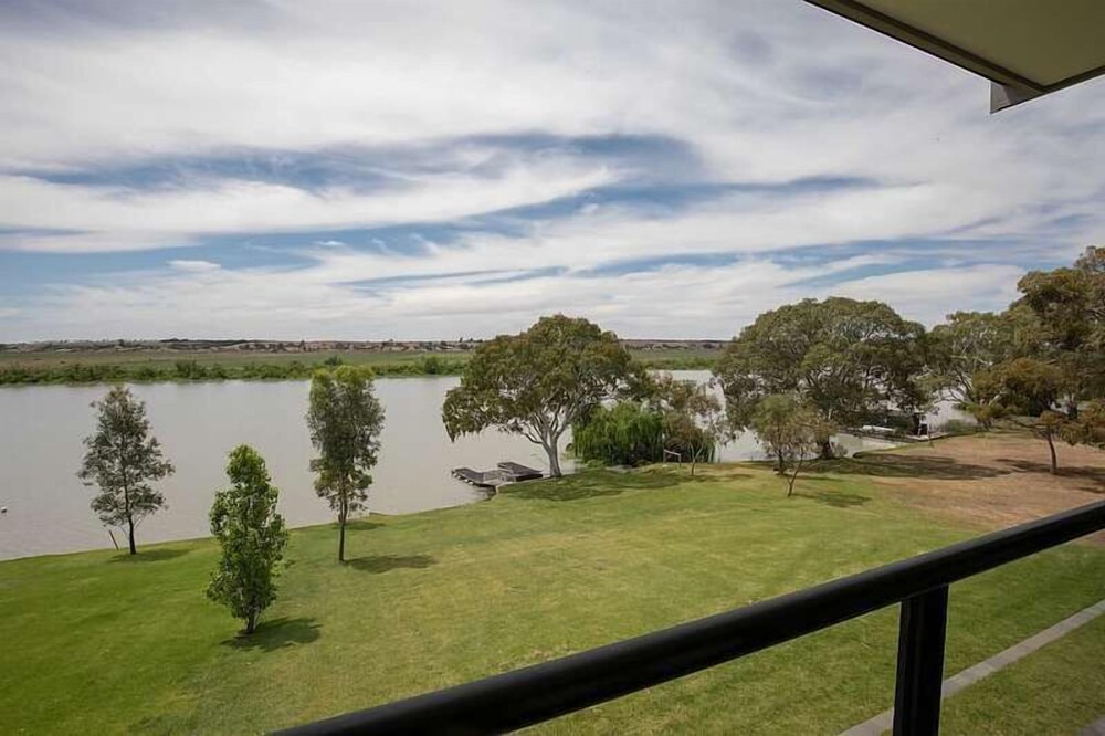 Entire Home With Direct Access to the River Murray