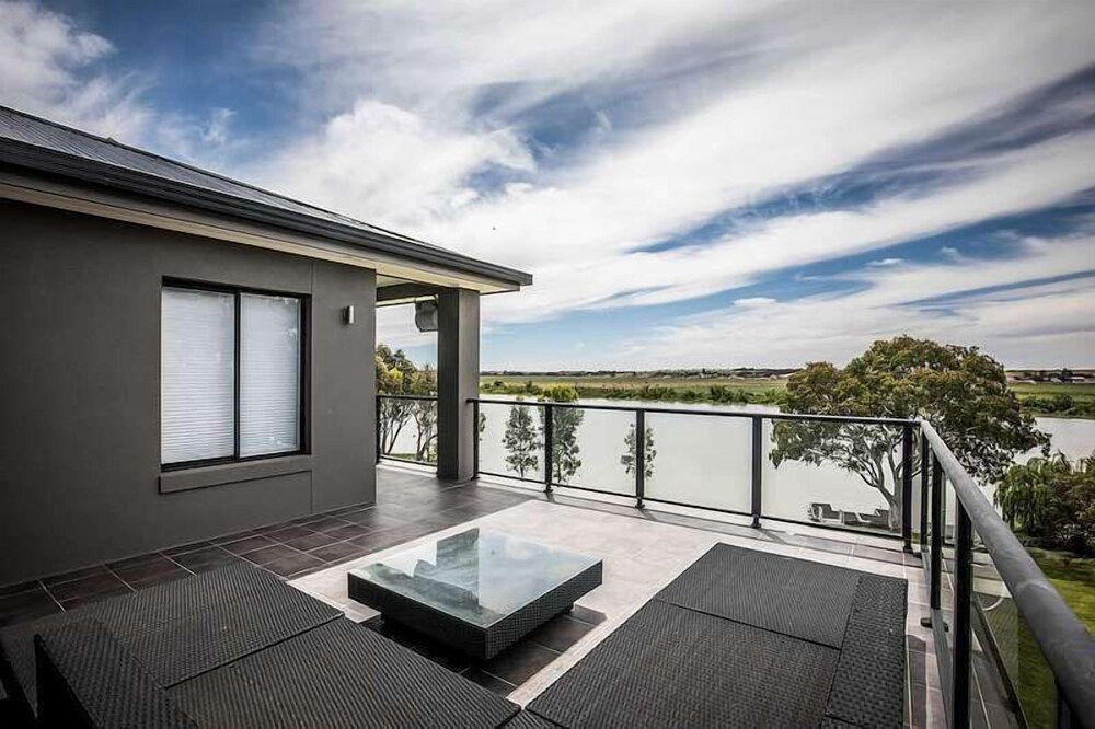 Entire Home With Direct Access to the River Murray