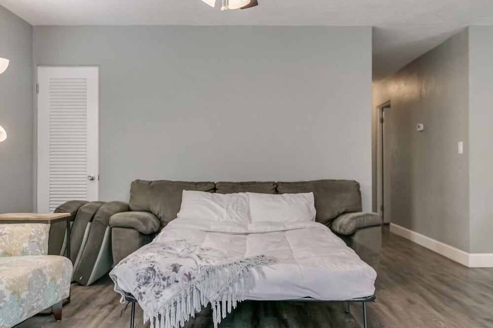 4 King Bedrooms/3 Bath Updated Pool Home Sleeps 12