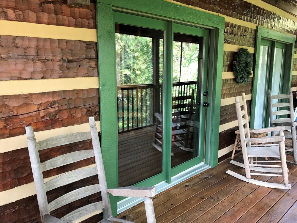 Smoky Mountain Cabin Warm & Cozy Near Convention Center!