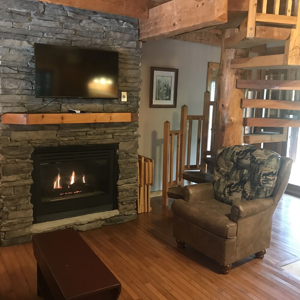 Smoky Mountain Cabin Warm & Cozy Near Convention Center!