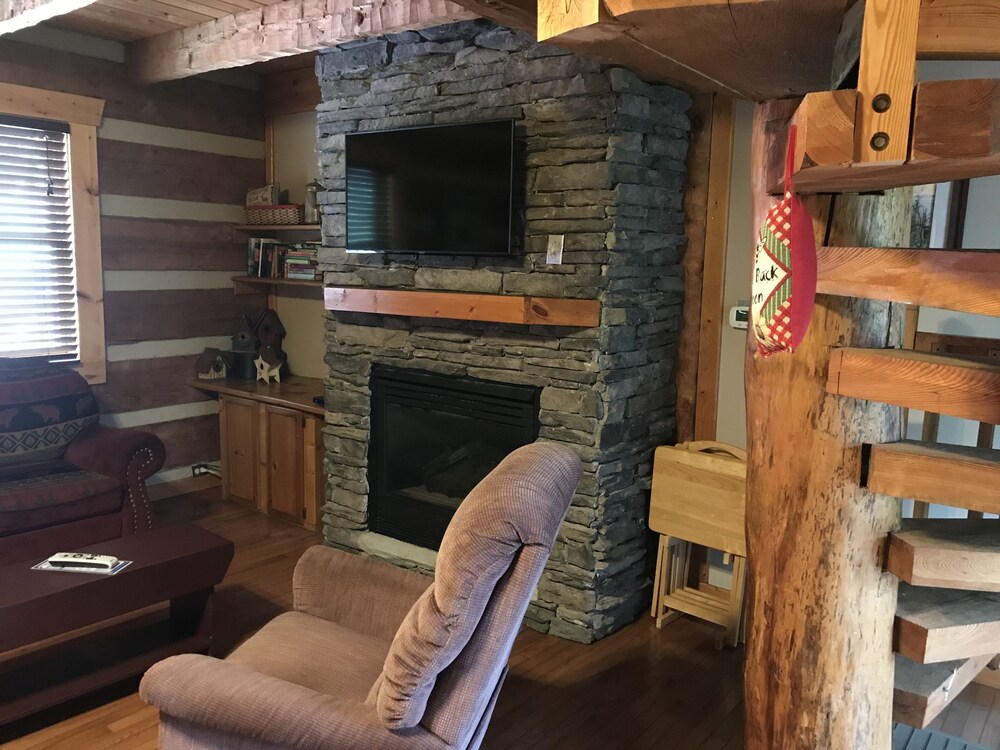 Smoky Mountain Cabin Warm & Cozy Near Convention Center!