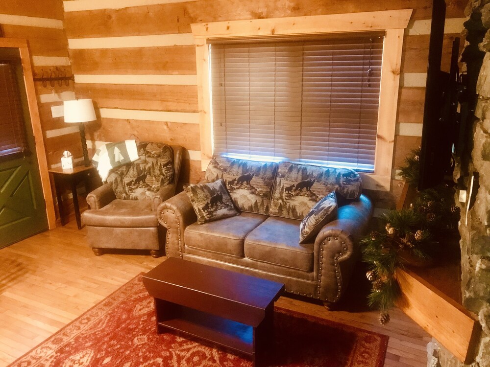 Smoky Mountain Cabin Warm & Cozy Near Convention Center!