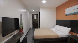 Escritorio, tabla de planchar con plancha, wifi gratis y ropa de cama