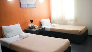 Escritorio, tabla de planchar con plancha, wifi gratis y ropa de cama