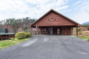 Black Bear Retreat By Hosteeva Deals Reviews Gatlinburg