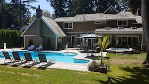 Outdoor pool, open 9:00 AM to 11:00 PM, pool loungers