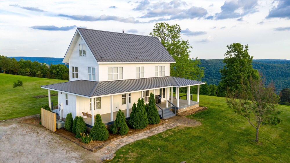 4 Bed 3 Bath Spacious Farmhouse Style W Hot Tub Satellite