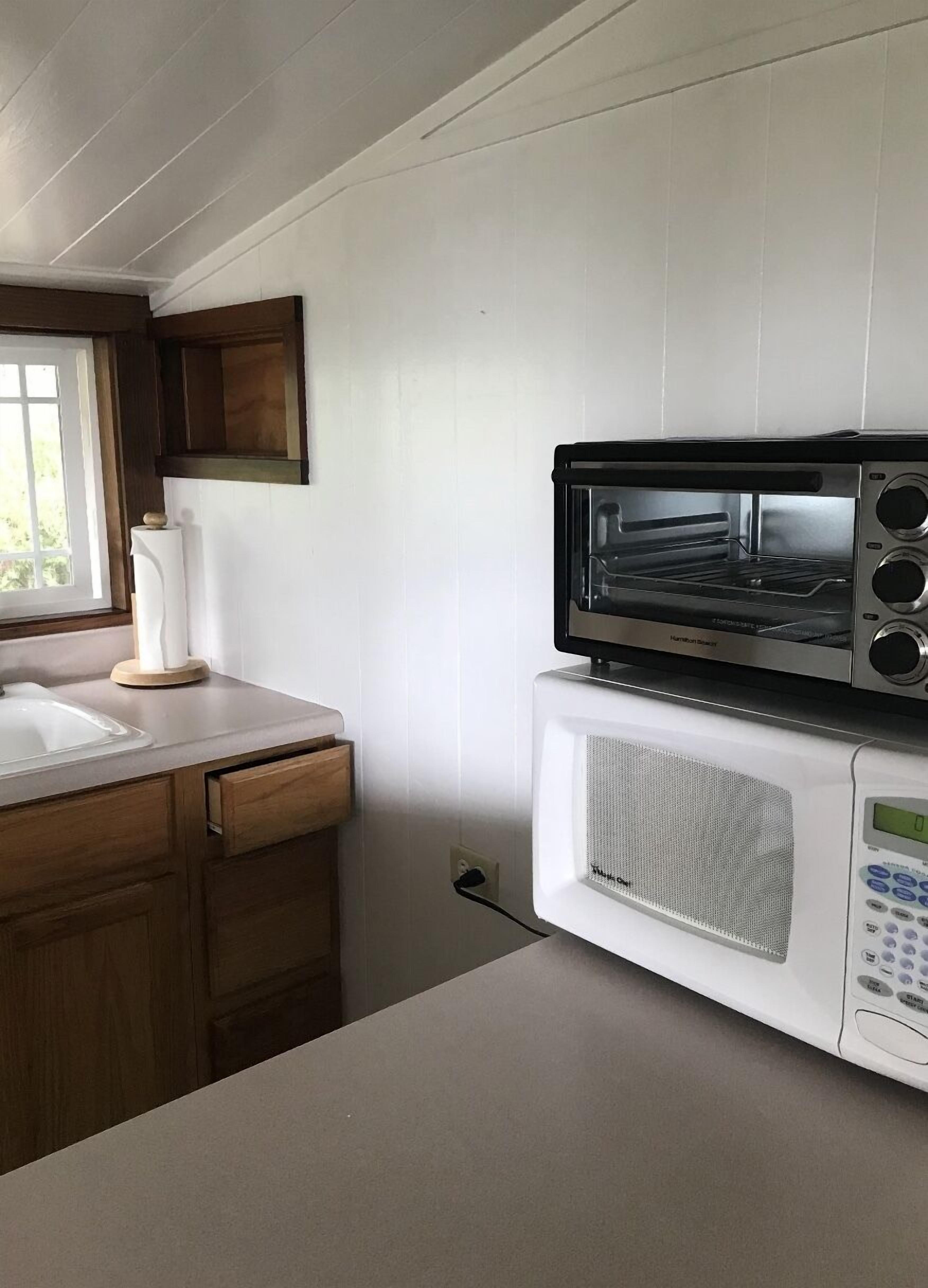 Mendocino Cottage Ocean View! Fireplace! Sauna! Walk to Beach! in Little River, United States