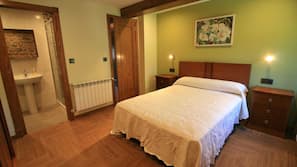Tabla de planchar con plancha y ropa de cama