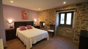 Tabla de planchar con plancha y ropa de cama