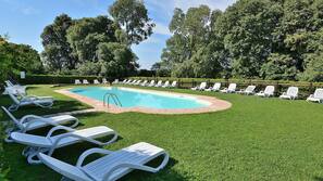Piscine extérieure (ouverte en saison), parasols de plage