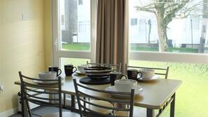 Oven, cookware/dishes/utensils