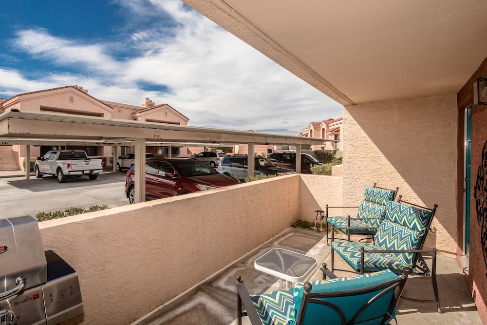 Lakeshore Village downstairs condo 2 patios Prime Location , Lake