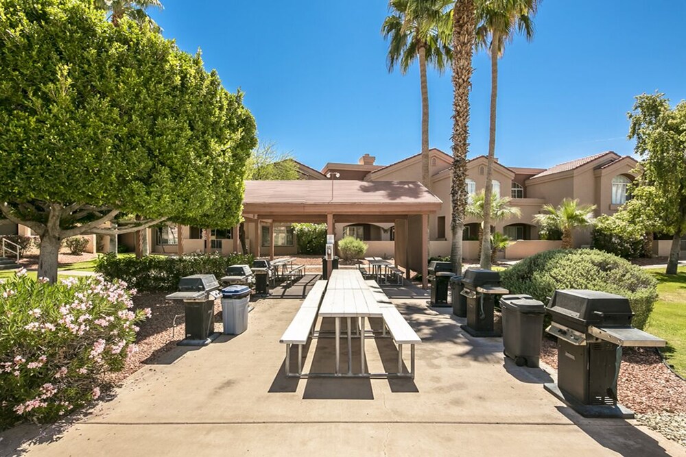 Lakeshore Village downstairs condo 2 patios Prime Location , Lake