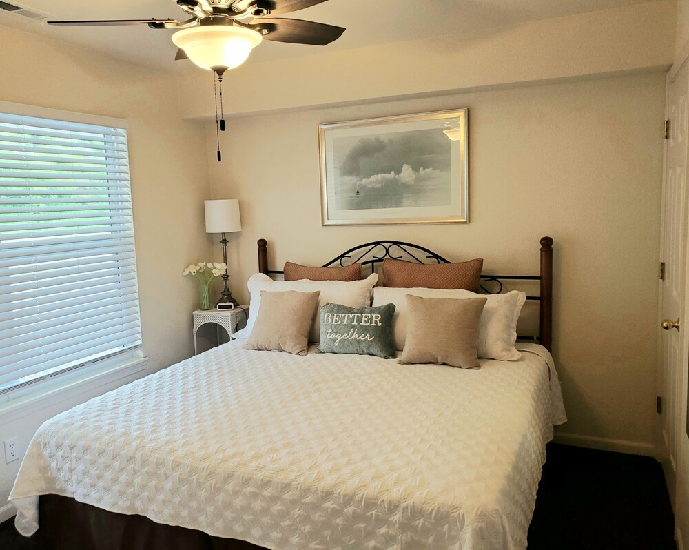 Updated June 2023**Luxury Condo for Rent Parkview Bay 4 BR/3 BA