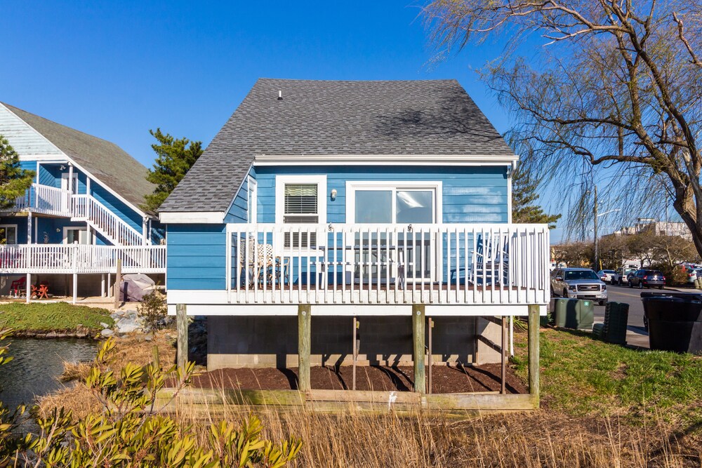 Waterfront beach cottage w/ full kitchen, cable, free WiFi - close to the beach!