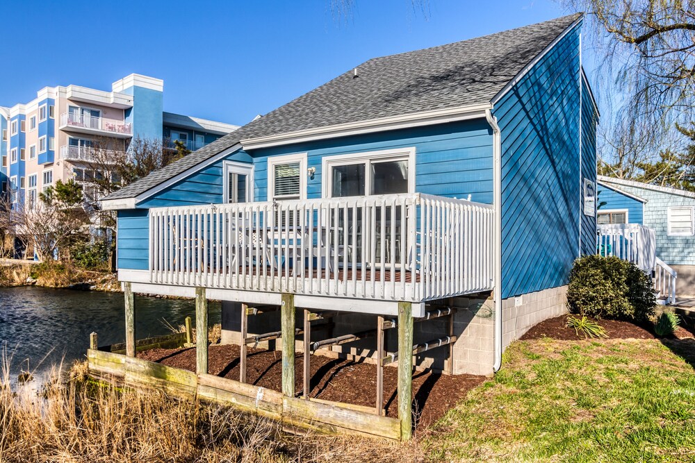 Waterfront beach cottage w/ full kitchen, cable, free WiFi - close to the beach!