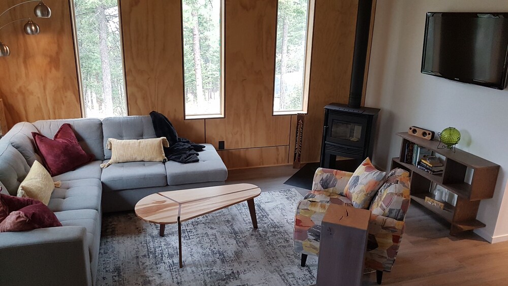 Miles From Everywhere. Close to Everything in Carrs Landing, Canada