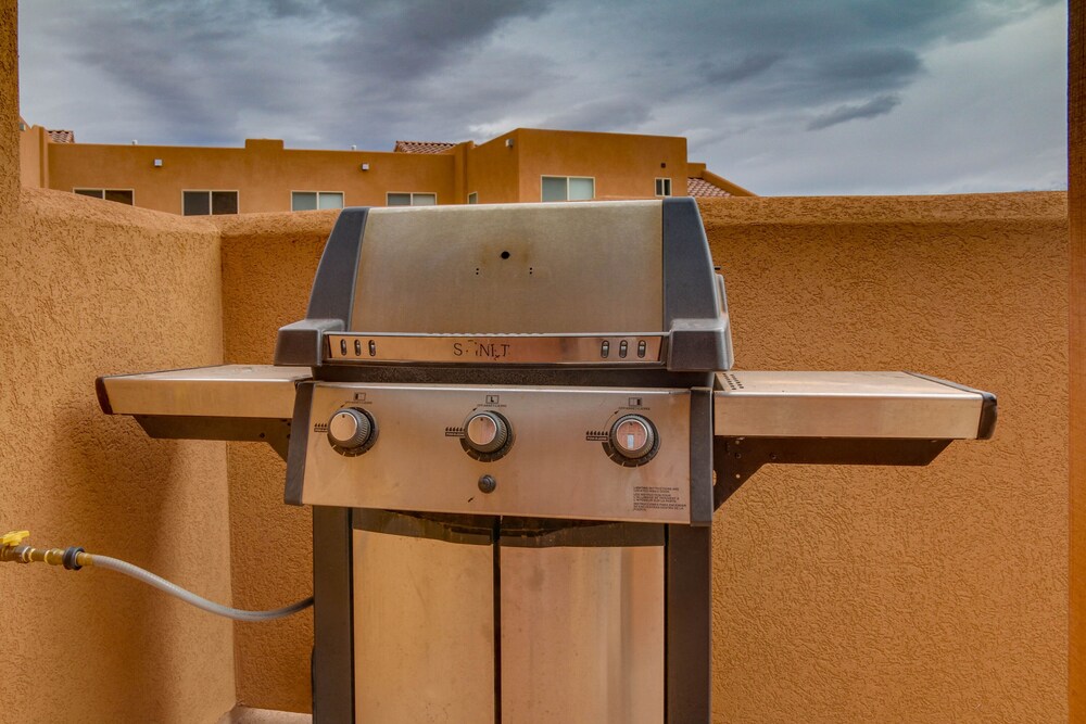 Spacious townhome w/ shared seasonal pool & hot tub - great location!