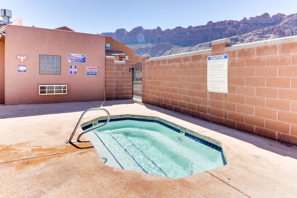 Spacious townhome w/ shared seasonal pool & hot tub - great location!