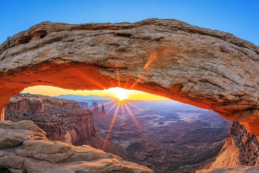 Spacious townhome w/ shared seasonal pool & hot tub - great location!