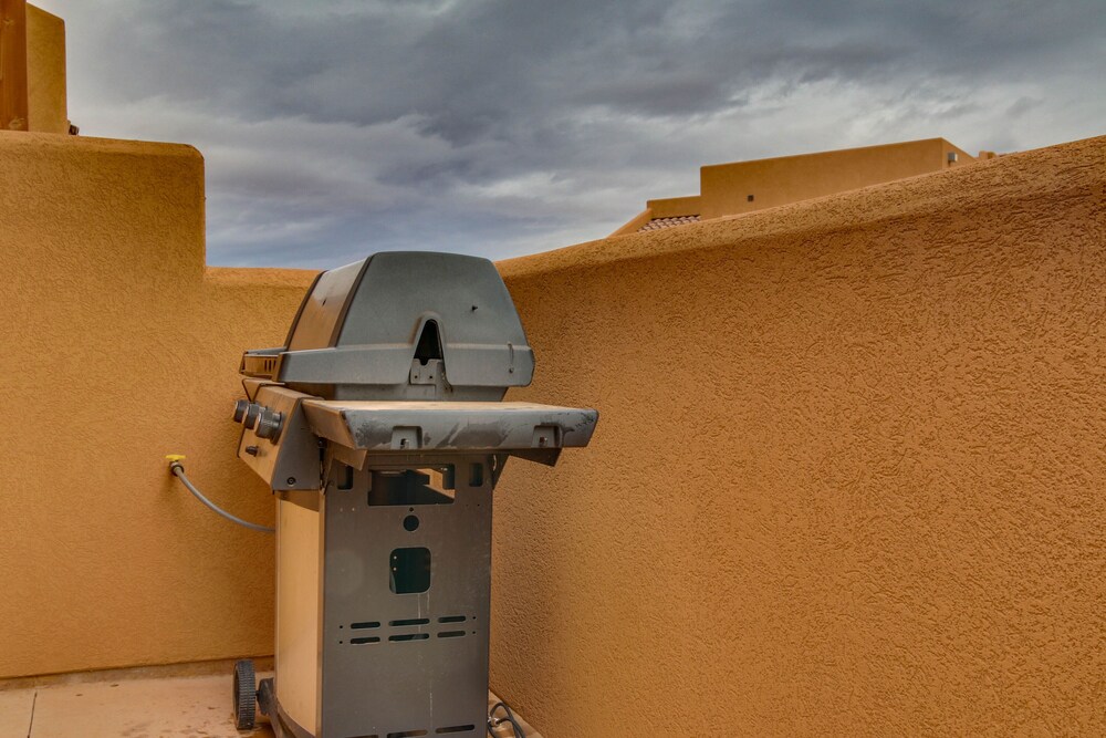 Spacious townhome w/ shared seasonal pool & hot tub - great location!