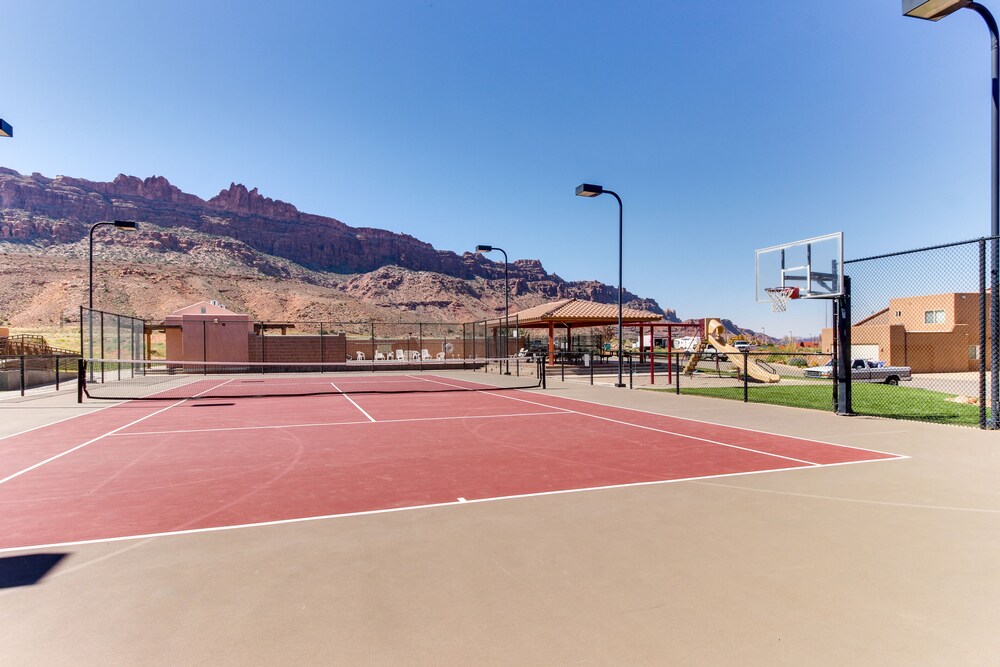 Spacious townhome w/ shared seasonal pool & hot tub - great location!