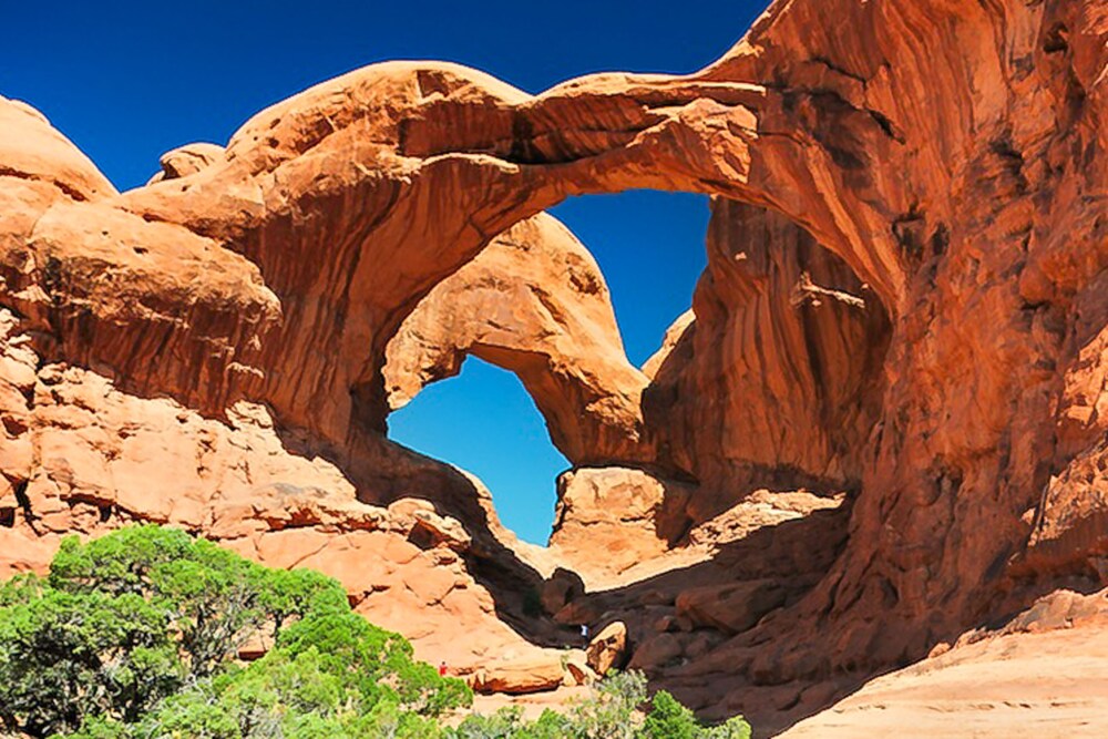 Spacious townhome w/ shared seasonal pool & hot tub - great location!