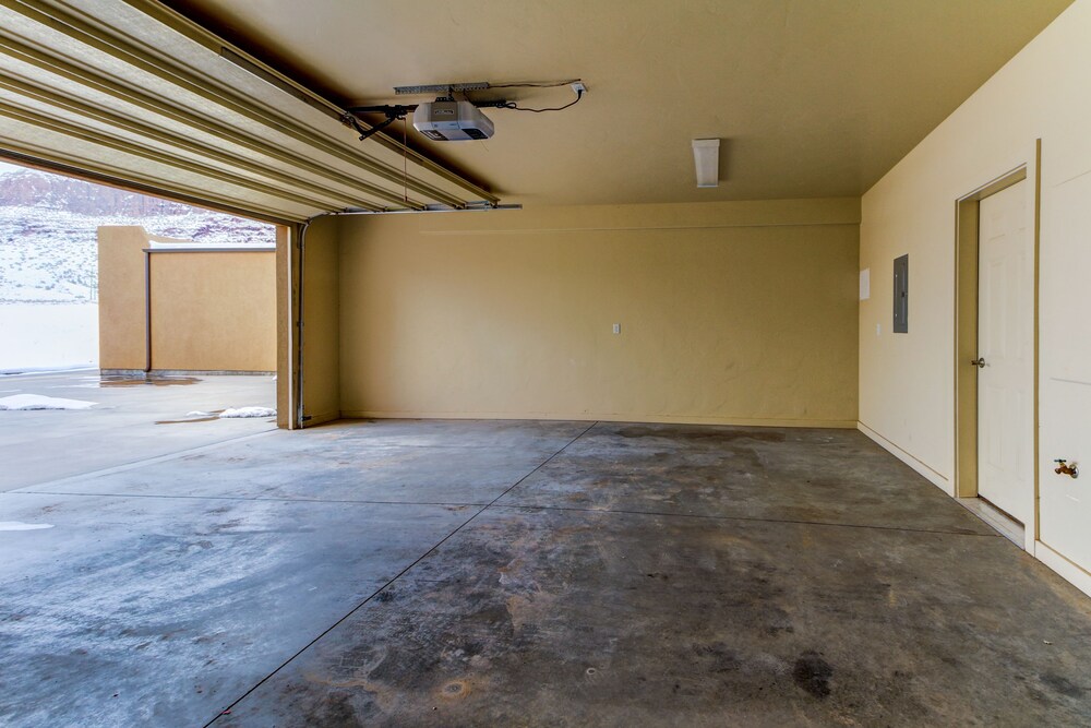 Spacious townhome w/ shared seasonal pool & hot tub - great location!