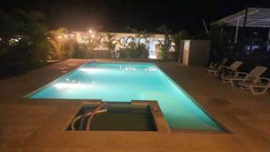 Una piscina al aire libre