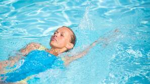 Una piscina cubierta