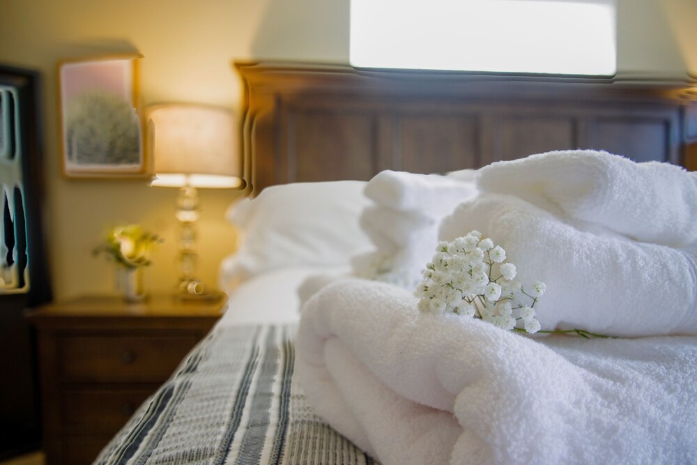 Heart of Littleton Midcentury Modern steps to High Line Canal Trail