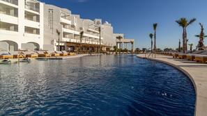 2 outdoor pools, pool loungers