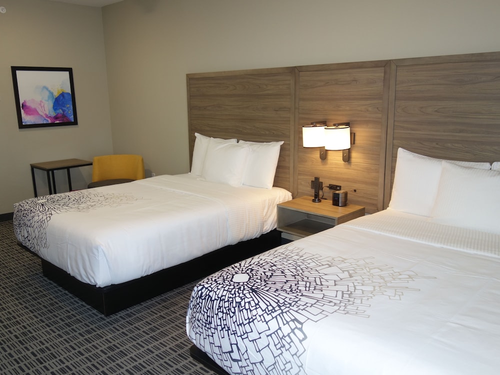 La Quinta Inn & Suites by Wyndham San Antonio Alamo City