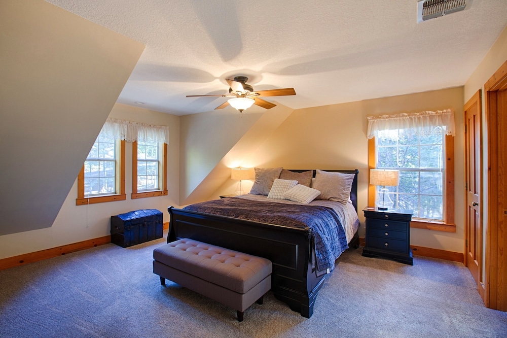 to Pine Lake Lodge A Stunning Sugar Pine Cabin!, MiWuk