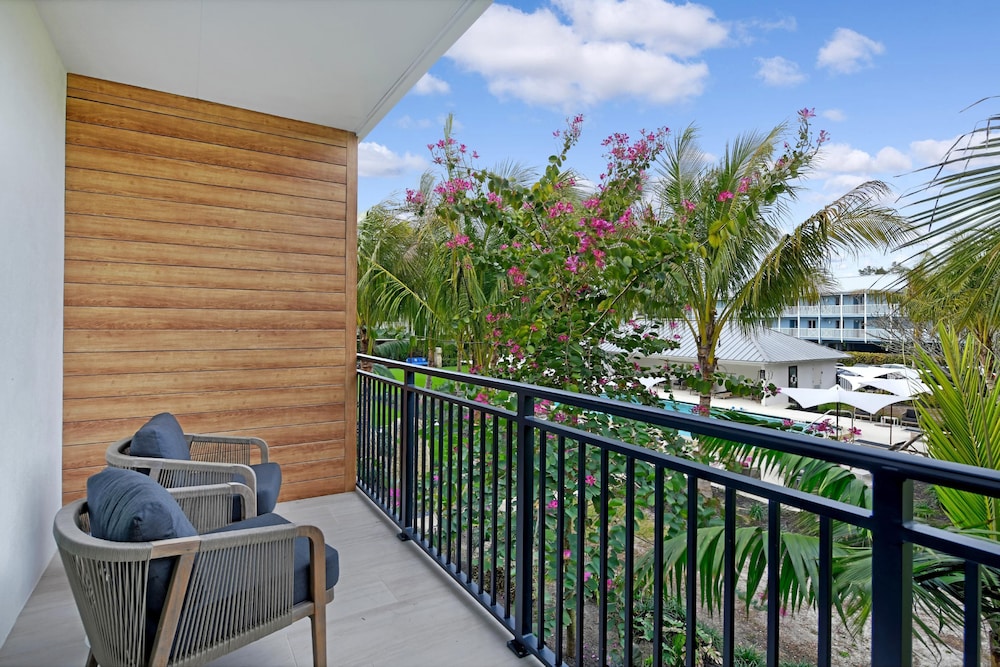 One Bedroom Double Queen (2 Queens) Pool View Luxury Suites