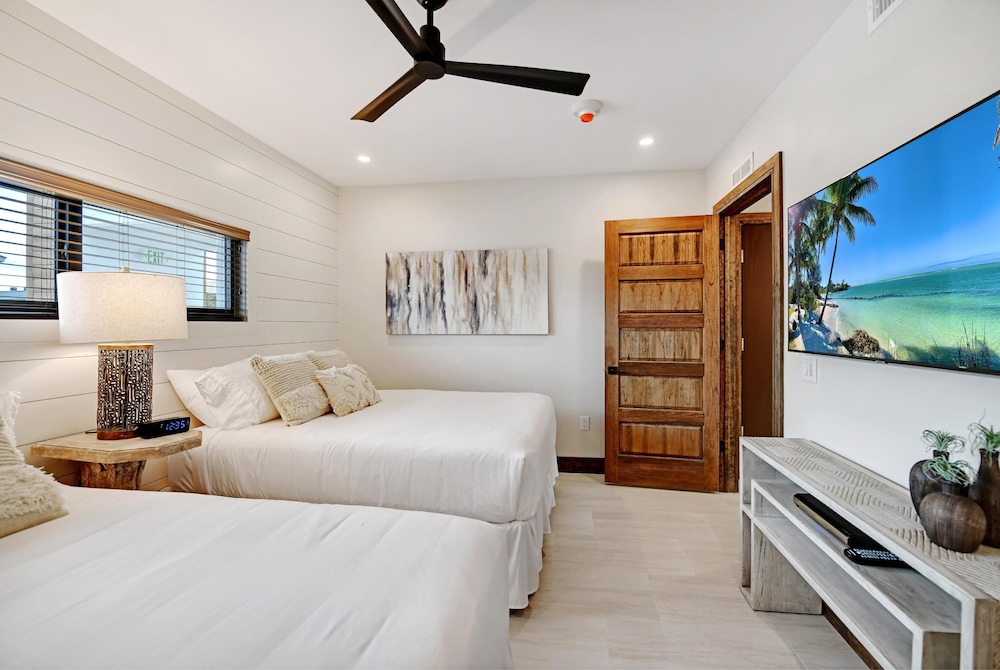 One Bedroom Double Queen (2 Queens) Pool View Luxury Suites