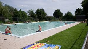Innenpool, Außenpool (je nach Saison geöffnet)