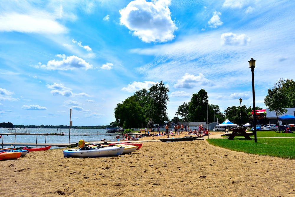 Lakefront Hot Tub, Pet Friendly, In Town, Walk to Restaurants in Lake