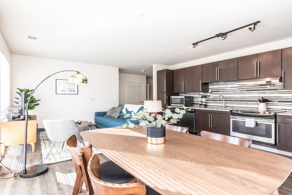 Designer 2 Bedroom Steps To The Dc Streetcar In Washington Hotel Featured Image