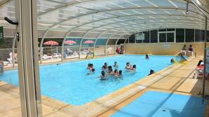 Piscine extérieure (ouverte en saison), parasols de plage