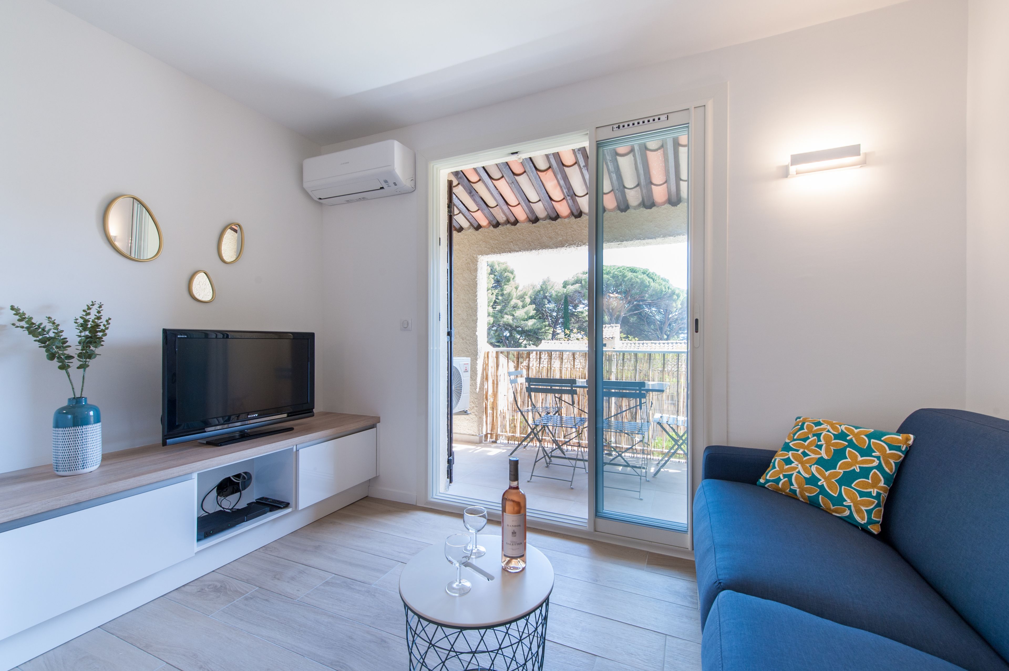 Studio Neuf Climatisé Petite vue mer Plage à Pieds - Ted Home in Saint-Cyr-sur-Mer in Bandol, France