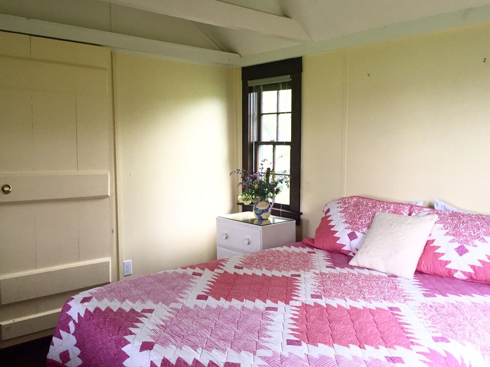 Point water view cottage with 8 minute walk to idyllic private