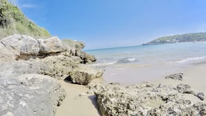 Una spiaggia nelle vicinanze