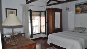 Tabla de planchar con plancha, camas supletorias (de pago), ropa de cama