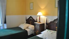 Tabla de planchar con plancha, camas supletorias (de pago), ropa de cama