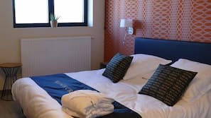 Een minibar, een kluis op de kamer, een bureau, een laptopwerkplek